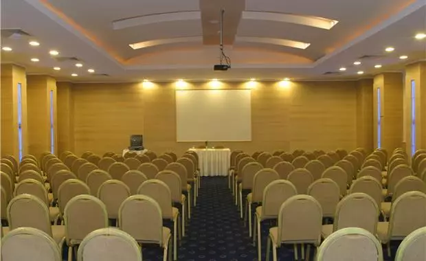 اتاق کنفرانس هتل پنج ستاره آراماس لابادا بیچ کمر